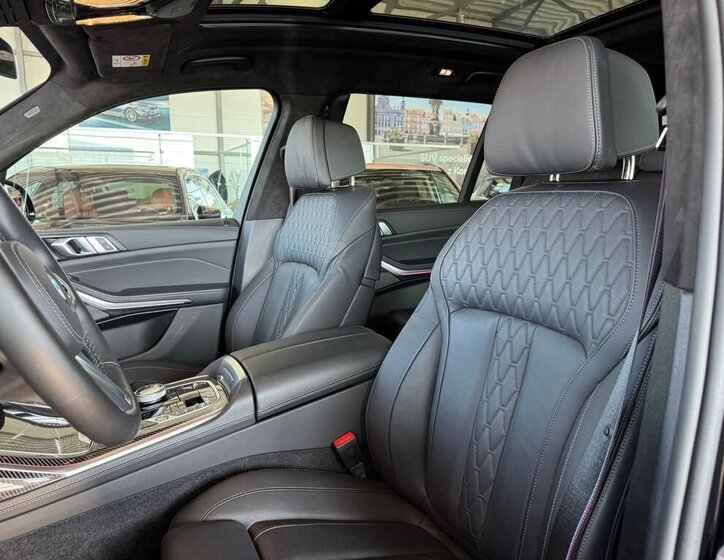 BMW X7 SUV / Terénní 4,4 l 390 kw