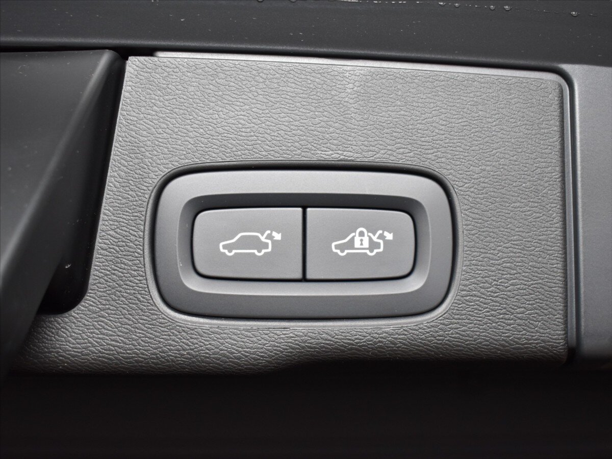 Volvo XC60 SUV / Terénní 2,0 l 335 kw