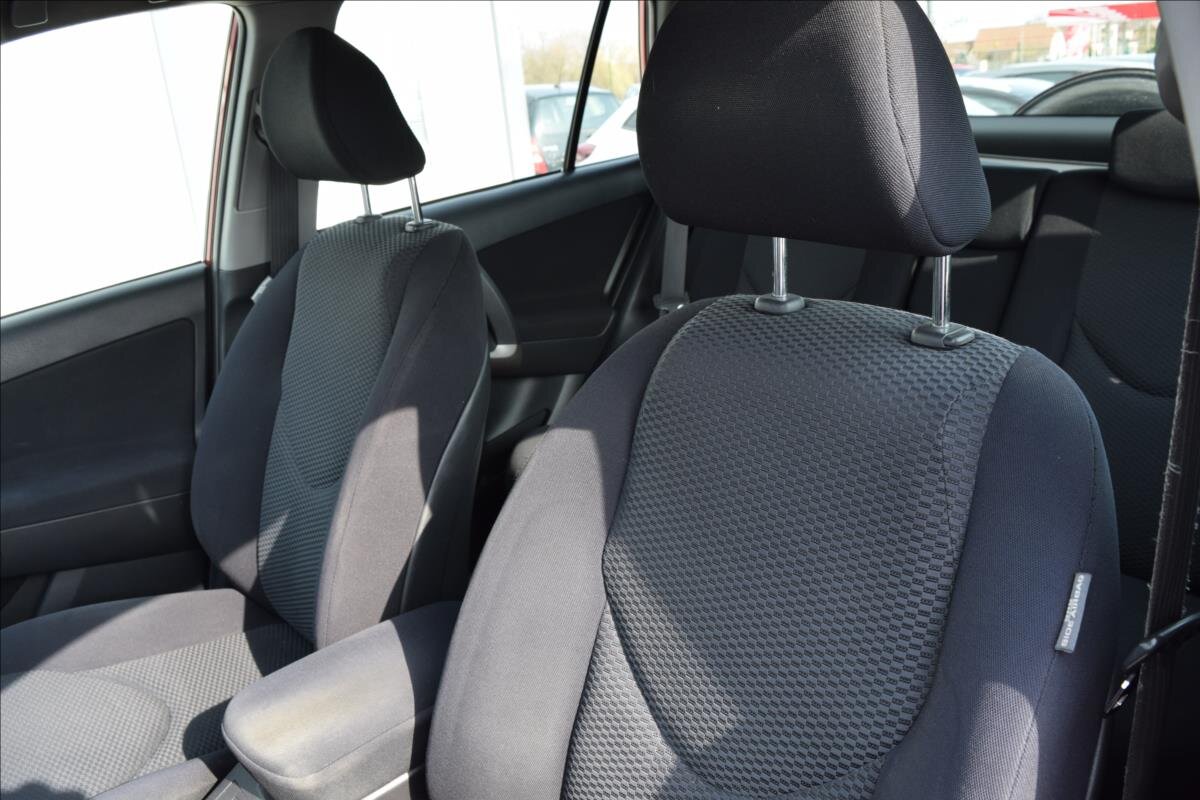 Toyota RAV4 SUV / Terénní 2,2 l 100 kw