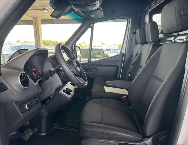 Mercedes-Benz Sprinter 11