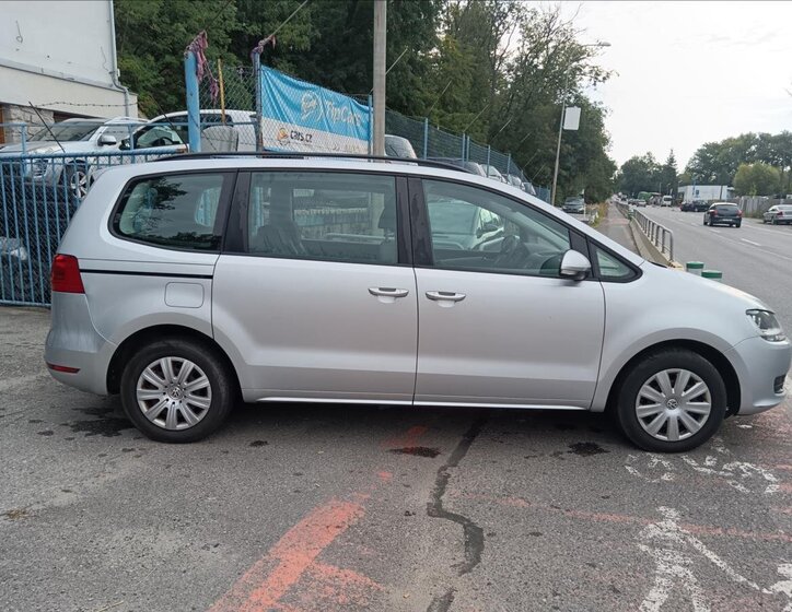 Volkswagen Sharan Kombi 2,0 l 103 kw