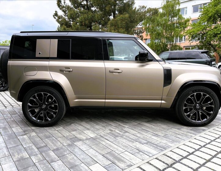 Land Rover Defender SUV / Terénní 4,4 l 467 kw