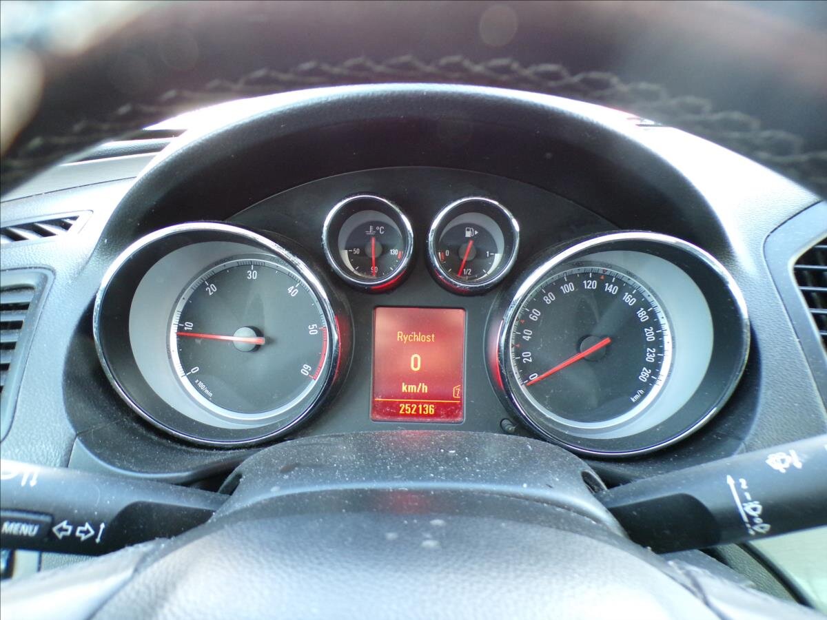 Opel Insignia Hatchback 2,0 l 118 kw