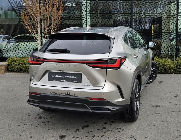Lexus NX 350h SUV / Terénní 2,5 l 147 kw