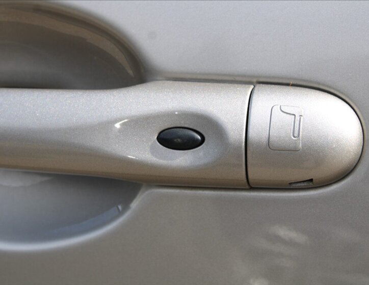 Renault Latitude Sedan / Limuzína 2,0 l 127 kw