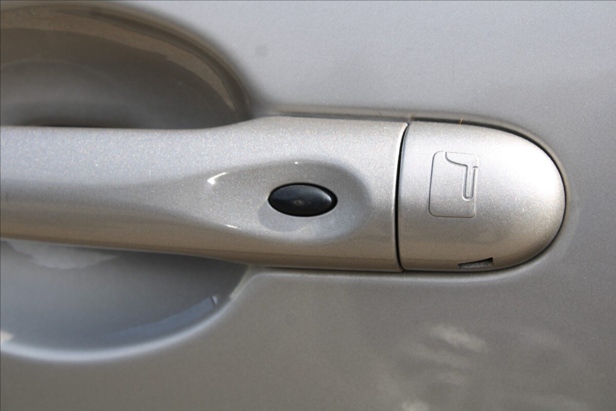 Renault Latitude Sedan / Limuzína 2,0 l 127 kw