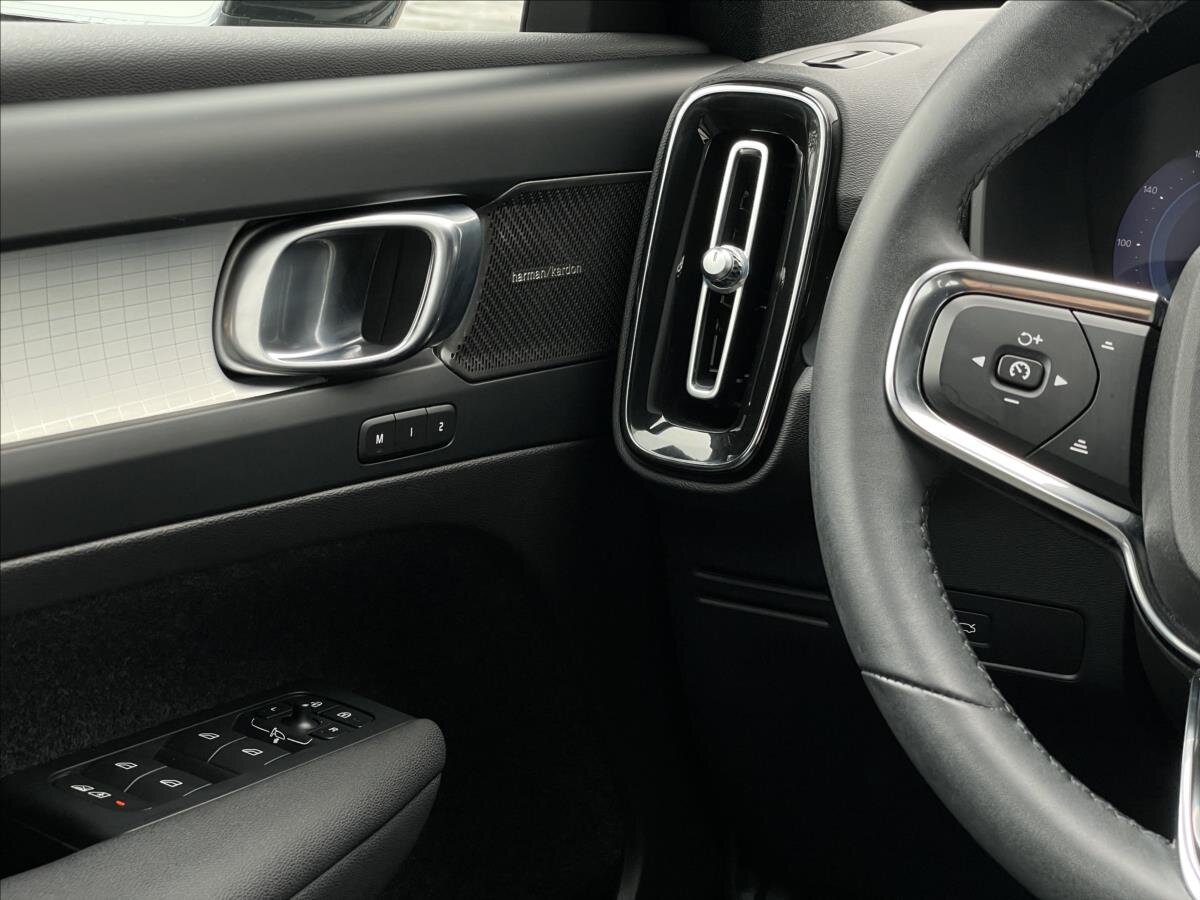 Volvo XC40 SUV / Terénní 2,0 l 145 kw