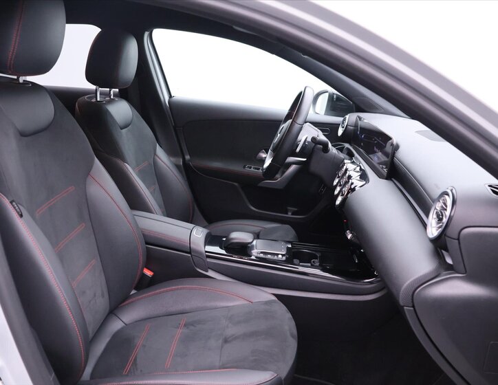 Mercedes-Benz Třídy A Sedan / Limuzína 1,3 l 118 kw