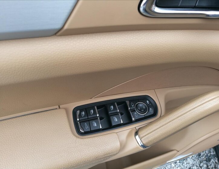 Porsche Cayenne Kombi 3,0 l 180 kw