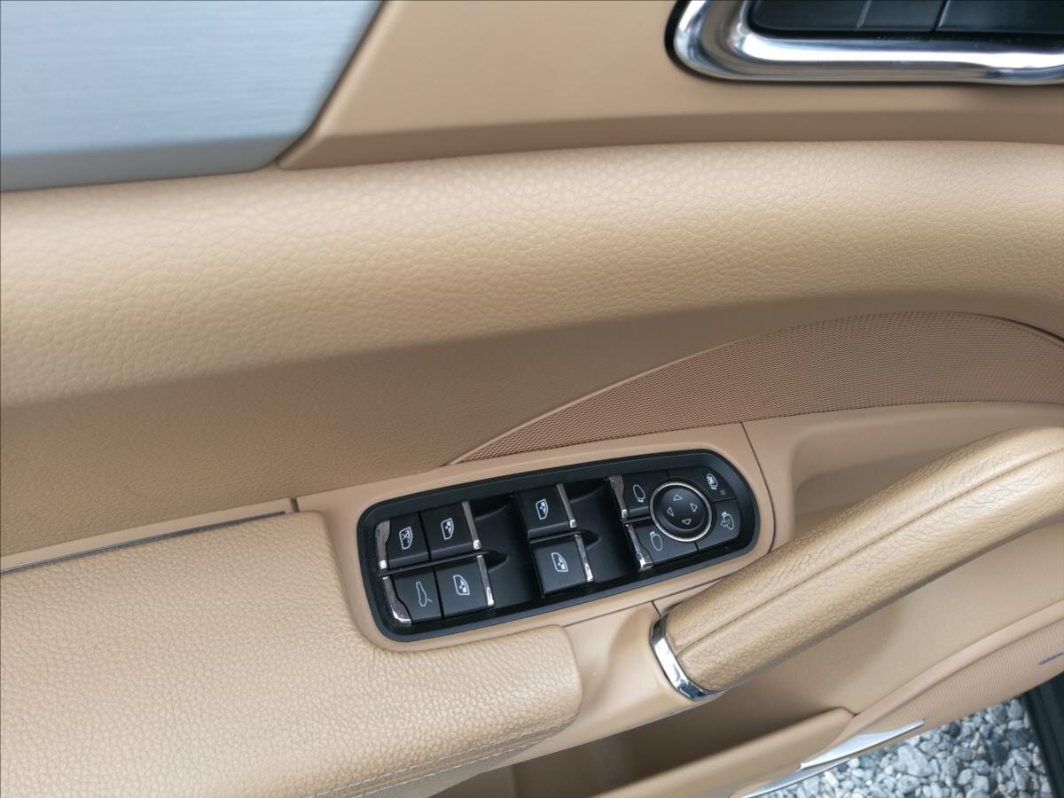 Porsche Cayenne Kombi 3,0 l 180 kw