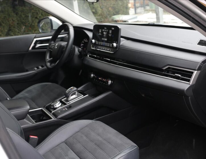 Mitsubishi Outlander SUV 2,4 l 162 kw