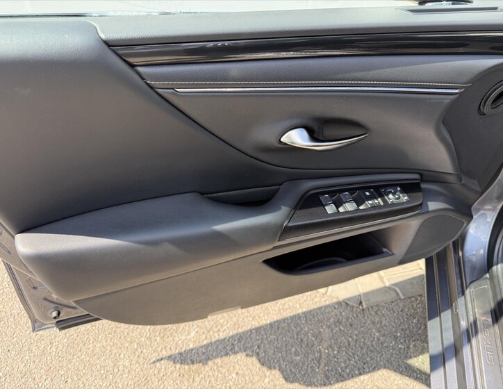 Lexus ES 300h Sedan / Limuzína 2,5 l 131 kw