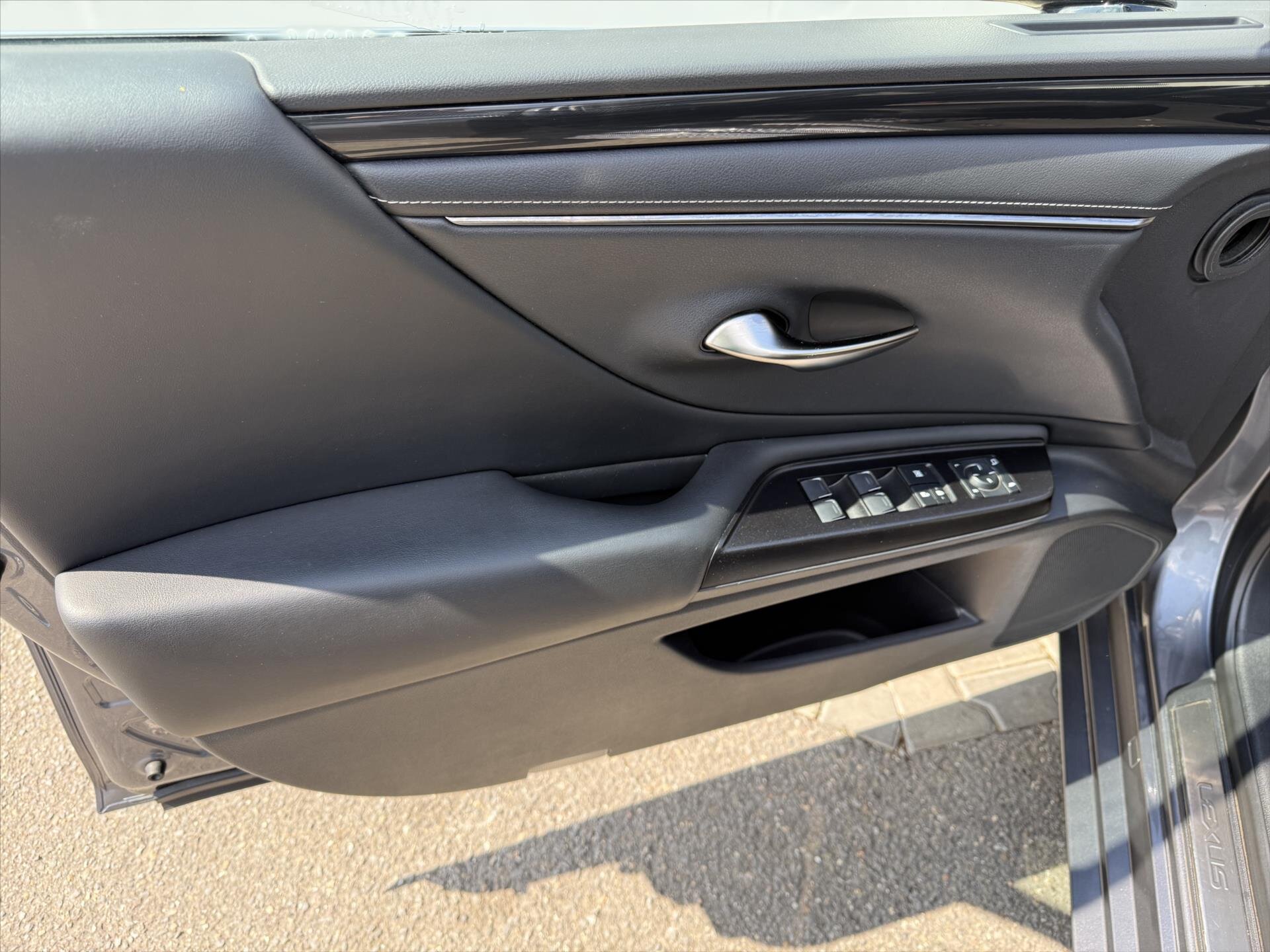 Lexus ES 300h Sedan / Limuzína 2,5 l 131 kw