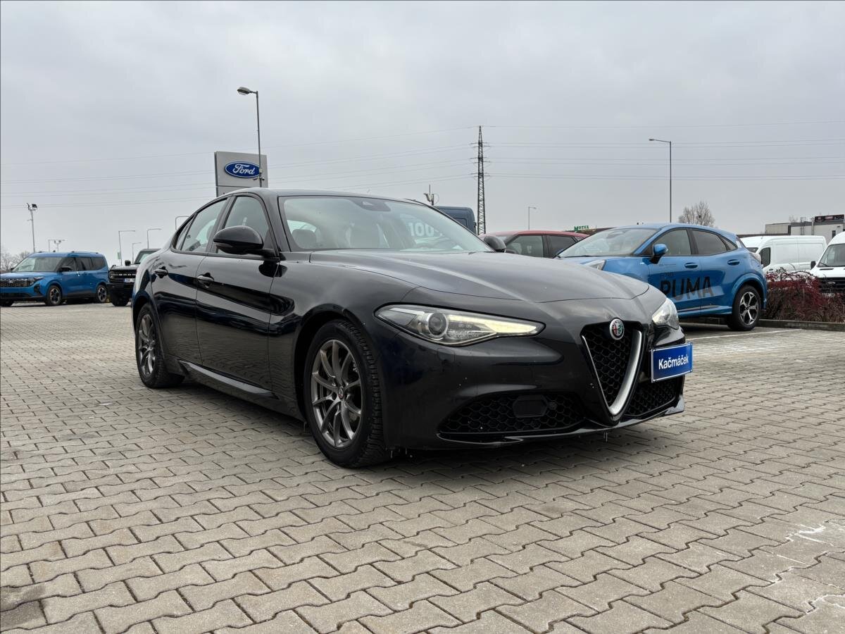 Alfa Romeo Giulia Sedan / Limuzína 2,1 l 132 kw