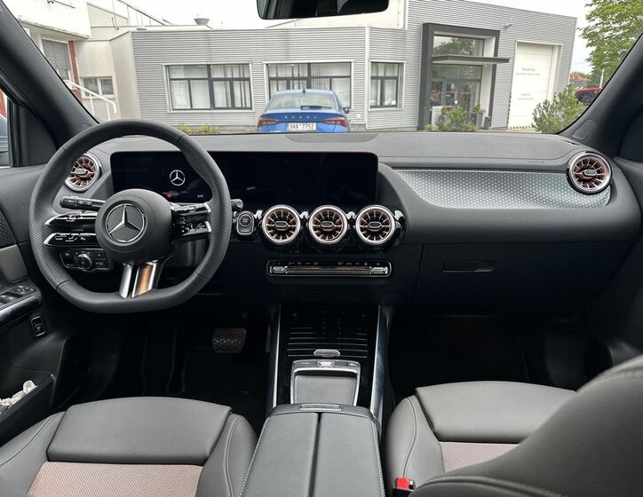 Mercedes-Benz EQA 11