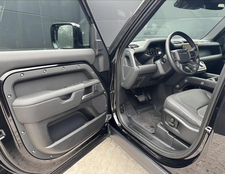 Land Rover Defender 10