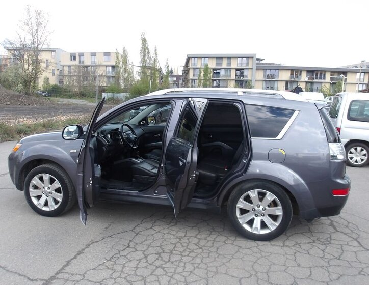 Mitsubishi Outlander SUV / Terénní 2,4 l 125 kw