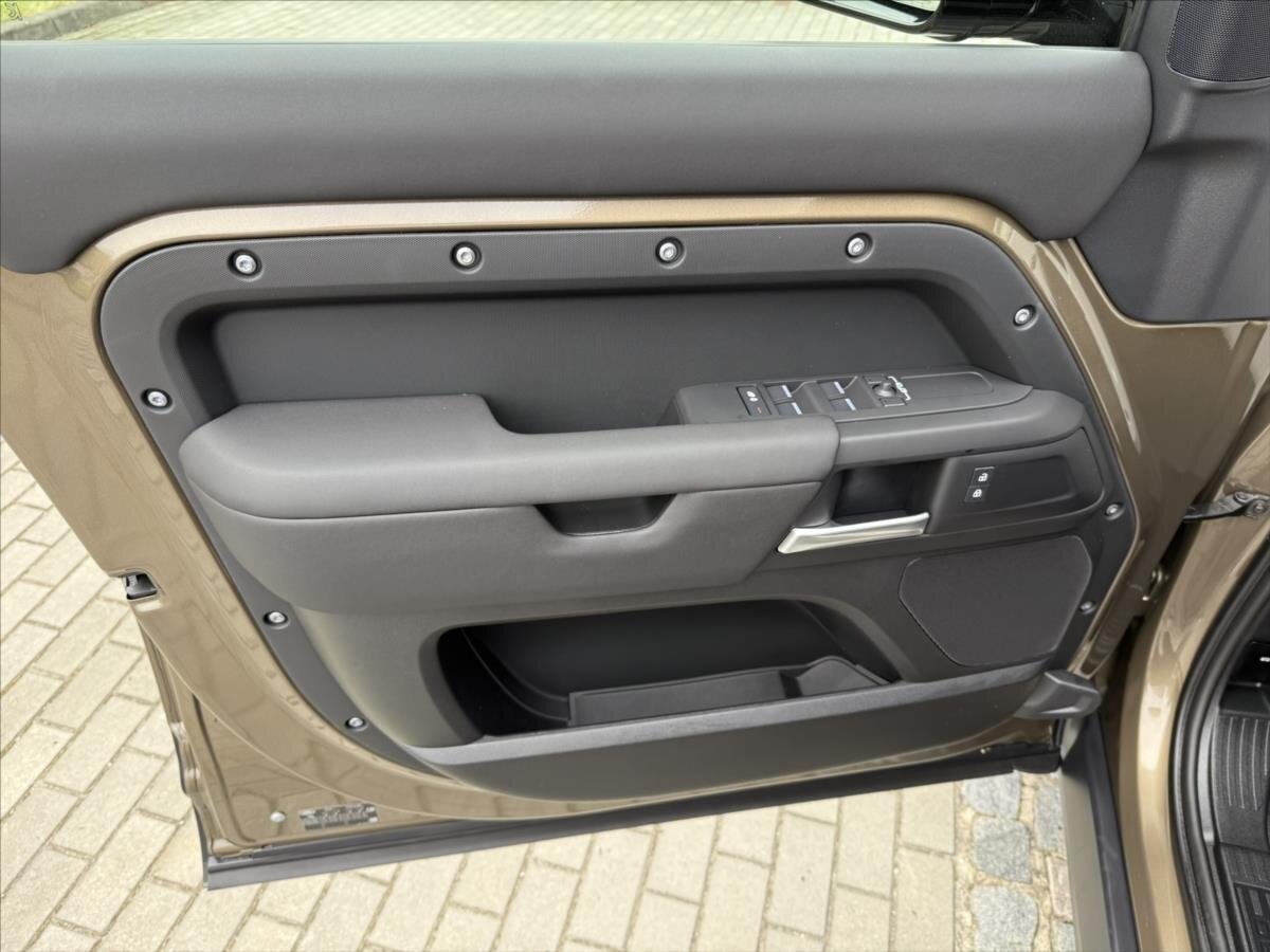 Land Rover Defender SUV / Terénní 3,0 l 147 kw