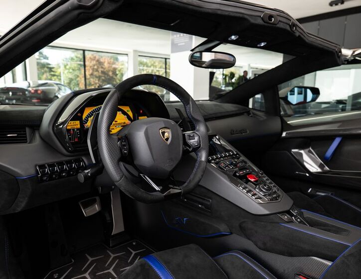 Lamborghini Aventador 5