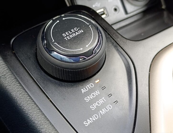 Jeep Cherokee SUV / Terénní 3,2 l 200 kw