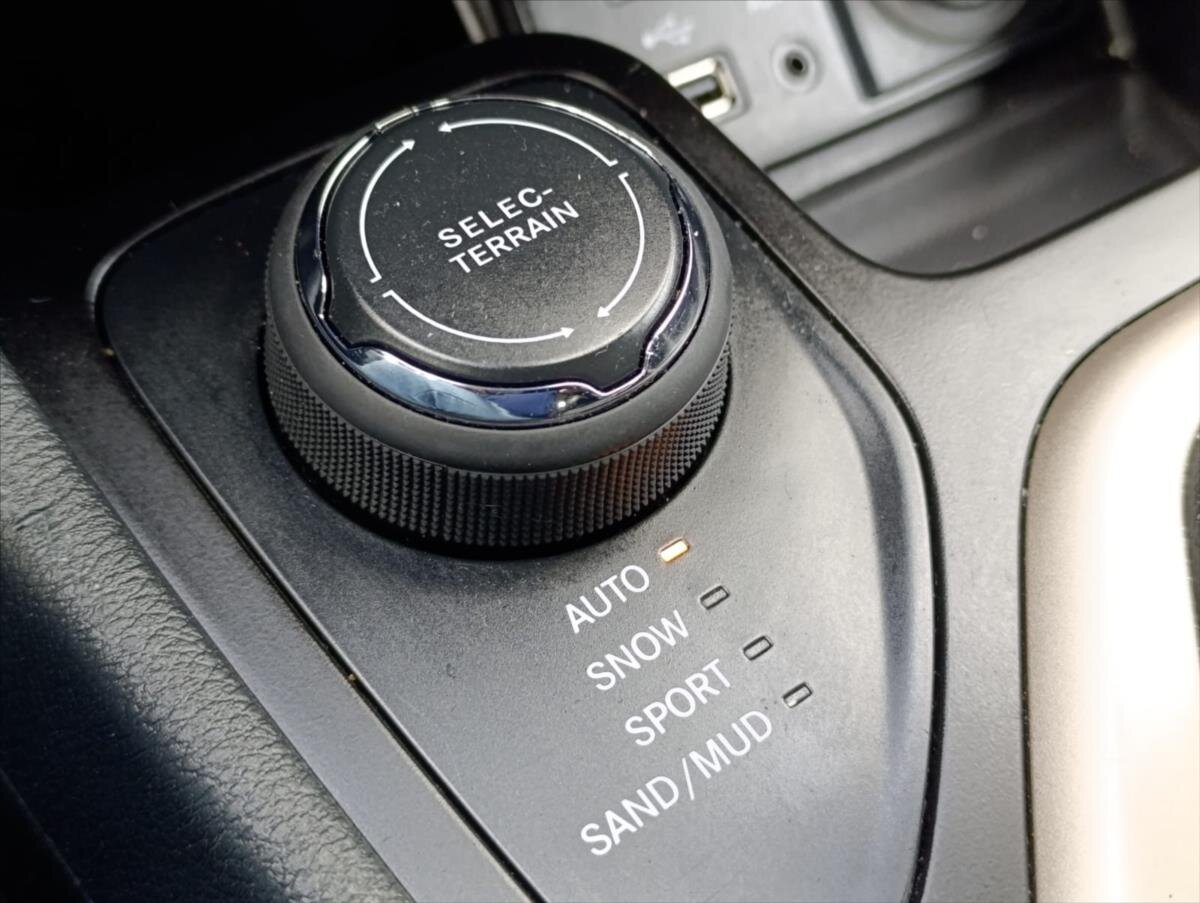 Jeep Cherokee SUV / Terénní 3,2 l 200 kw