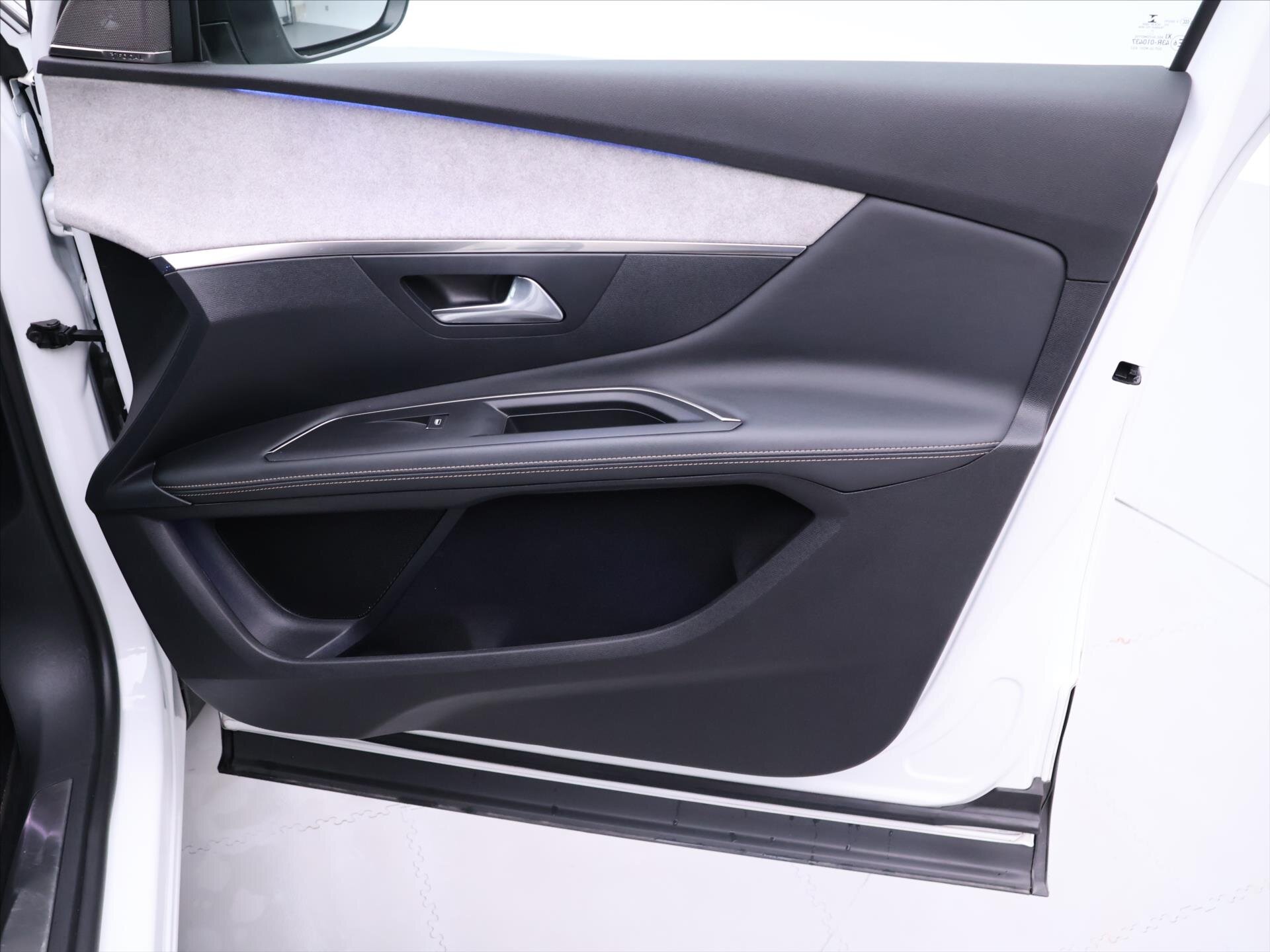 Peugeot 3008 SUV 1,6 l 133 kw