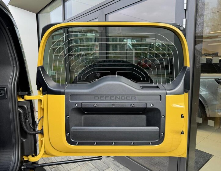 Land Rover Defender 8