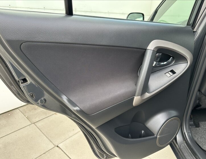 Toyota RAV4 SUV / Terénní 2,2 l 100 kw