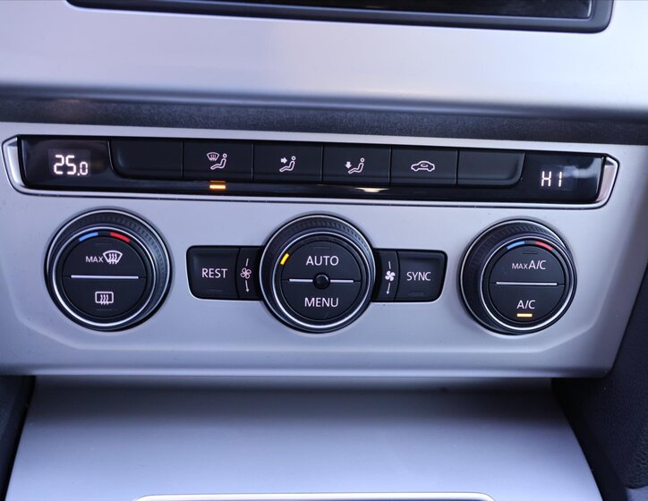 Volkswagen Passat Sedan / Limuzína 1,4 l 110 kw