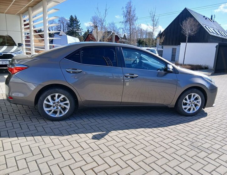 Toyota Corolla Sedan / Limuzína 1,6 l 97 kw
