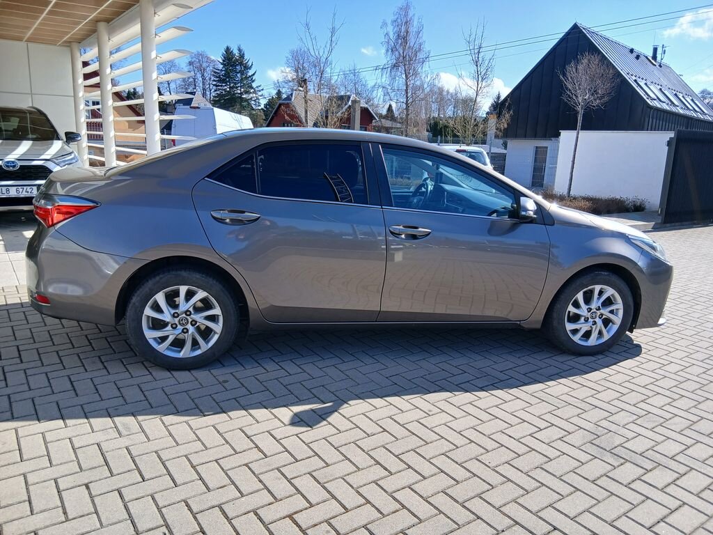 Toyota Corolla Sedan / Limuzína 1,6 l 97 kw