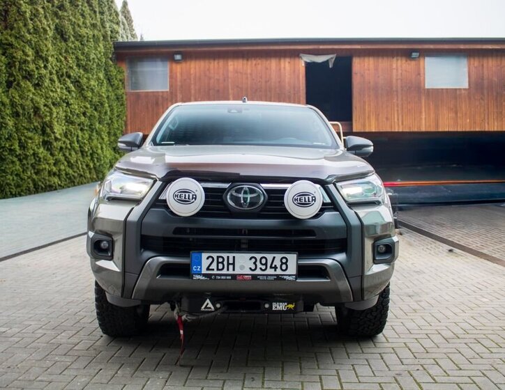 Toyota Hilux 2