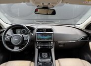 Jaguar F-Pace SUV 2,0 l 132 kw