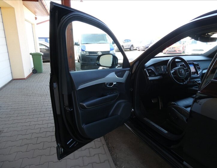Volvo XC90 SUV / Terénní 2,0 l 228 kw
