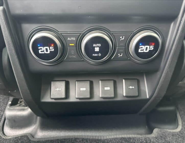 Land Rover Defender 21