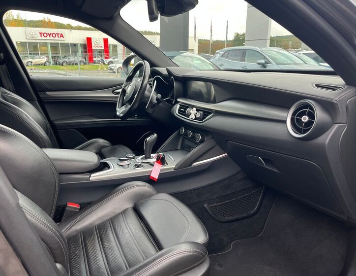 Alfa Romeo Stelvio 8