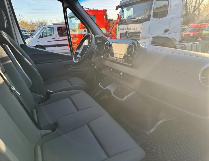 Mercedes-Benz Sprinter 11