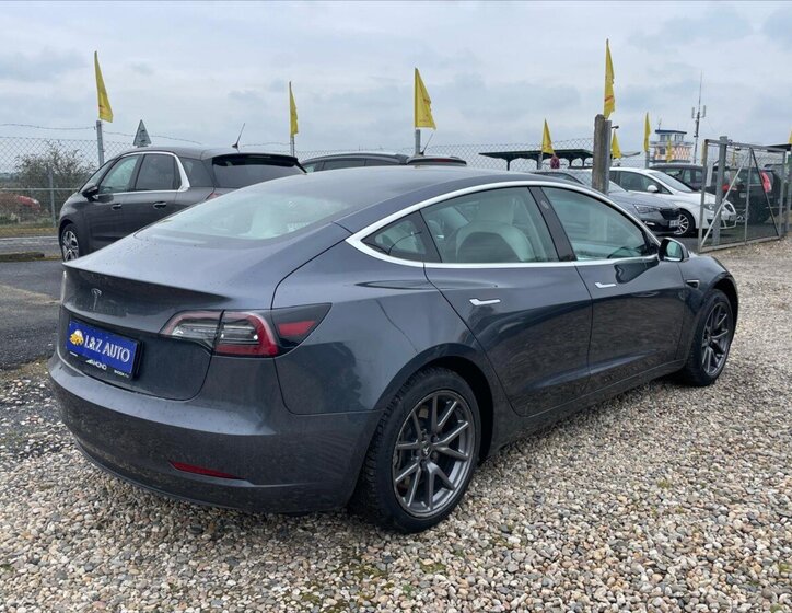 Tesla Model 3 Sedan / Limuzína 0,0 239 kw