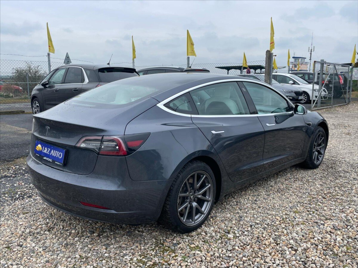 Tesla Model 3 Sedan / Limuzína 0,0 239 kw