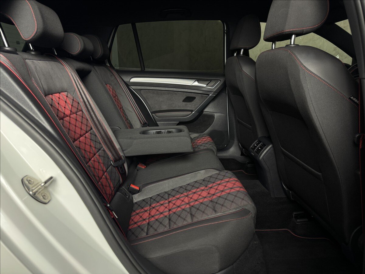 Volkswagen Golf Hatchback 2,0 l 213 kw