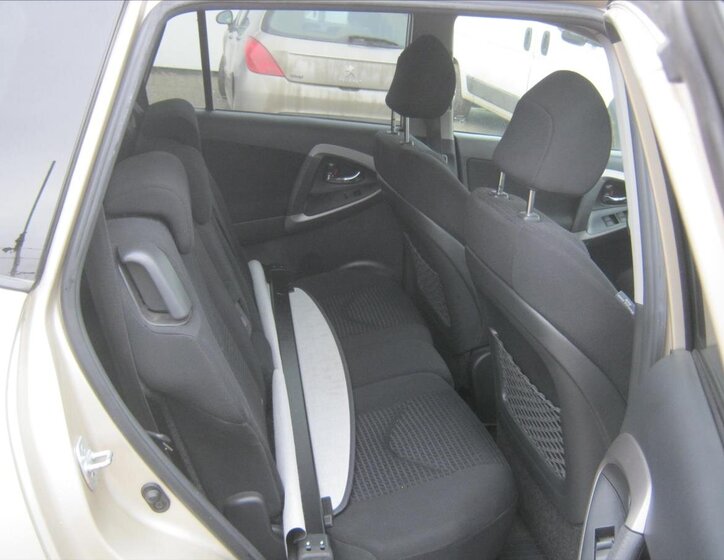 Toyota RAV4 Kombi 2,0 l 112 kw