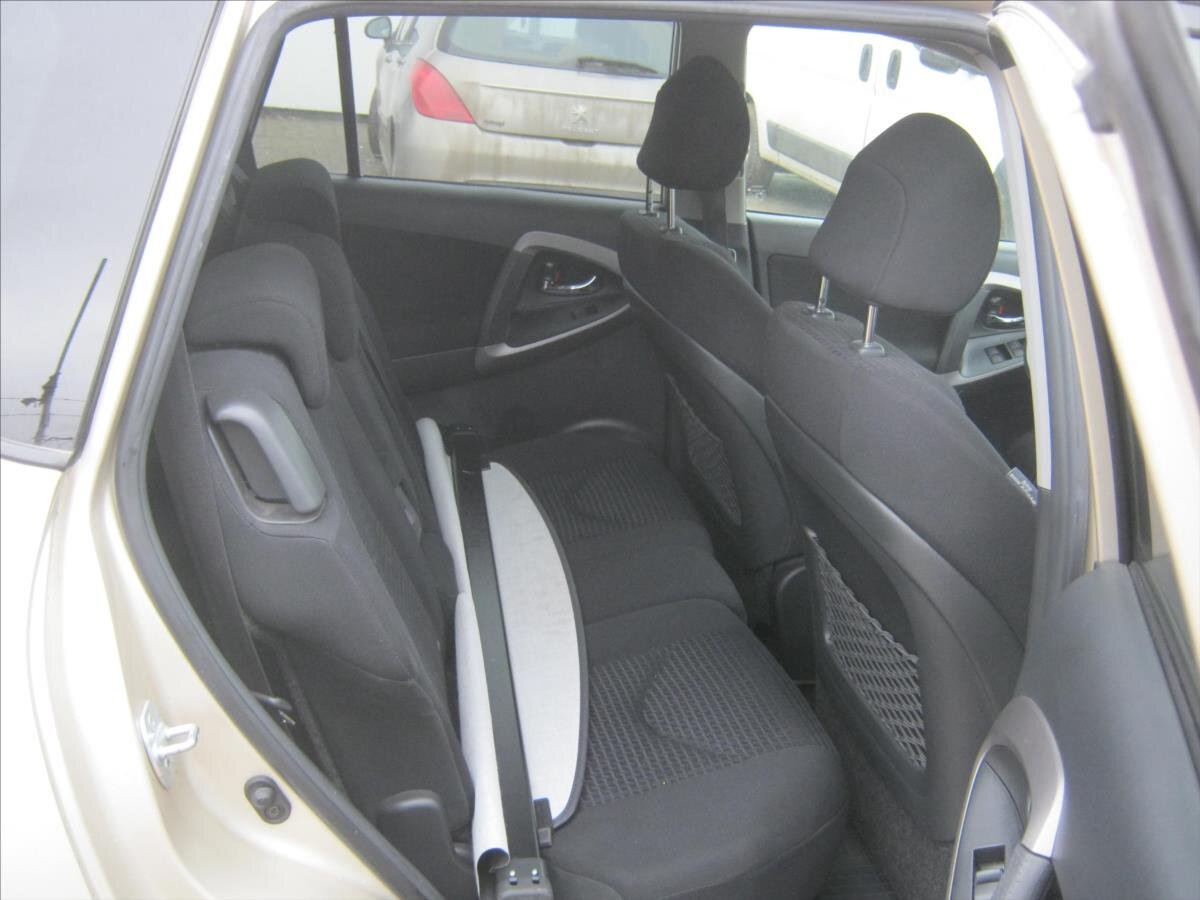 Toyota RAV4 Kombi 2,0 l 112 kw
