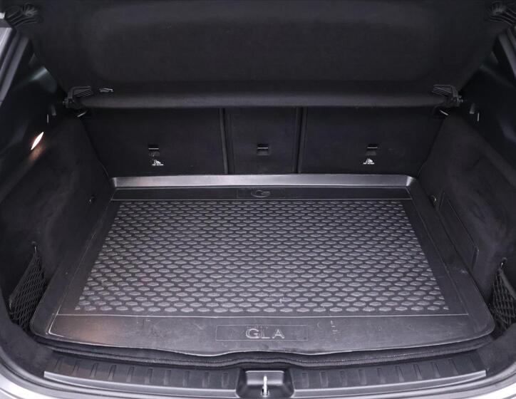 Mercedes-Benz GLA 10