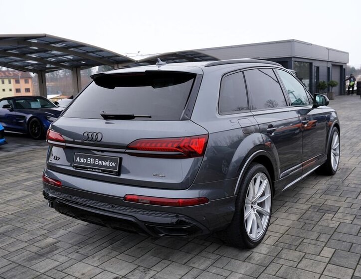 Audi Q7 6