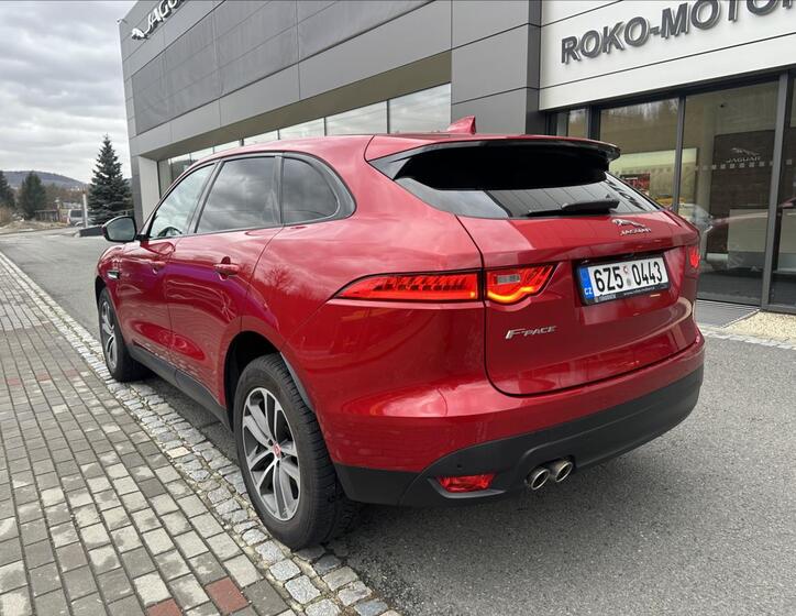 Jaguar F-Pace 8