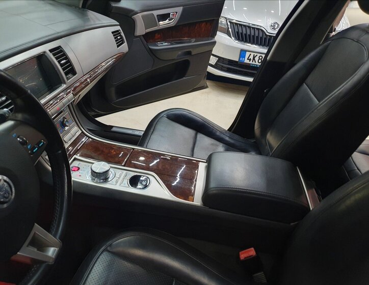 Jaguar XF Sedan / Limuzína 3,0 l 202 kw