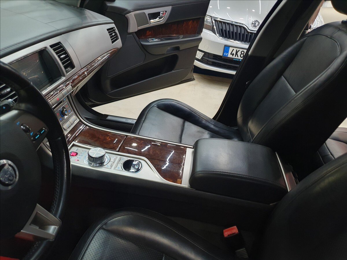 Jaguar XF Sedan / Limuzína 3,0 l 202 kw