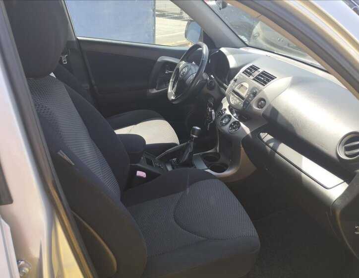 Toyota RAV4 SUV 2,2 l 100 kw