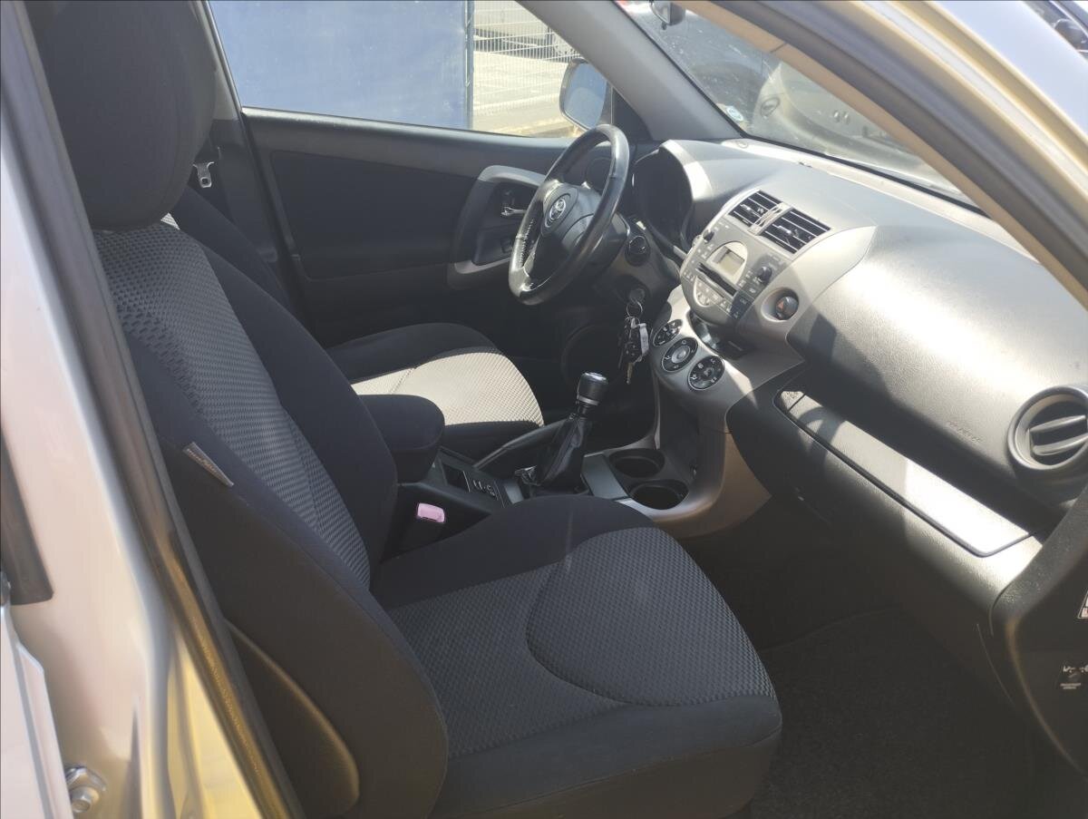 Toyota RAV4 SUV 2,2 l 100 kw