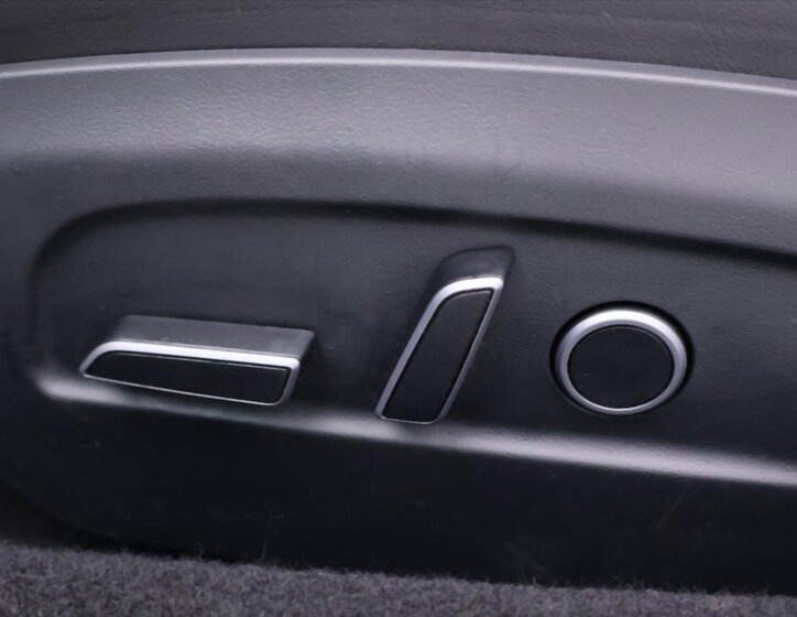 Tesla Model 3 Sedan / Limuzína 0,0 208 kw